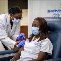 photo of Sandra Lindsay receiving first COVID vaccine in history